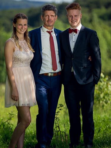 Bräutigam mit Sohn und Schwiegertochter vor Schwarzwaldbergen