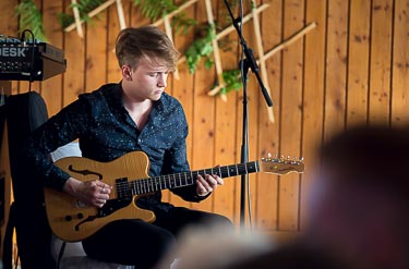 Gitarrist bei der Party der Hochzeit in der Ortenau