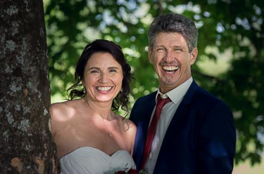 Lachendes Brautpaar bei Hochzeitsshooting auf dem Langenhard Lahr