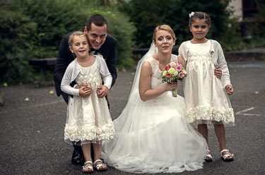 Braut und Bräutigam mit Blumenkinder Shooting