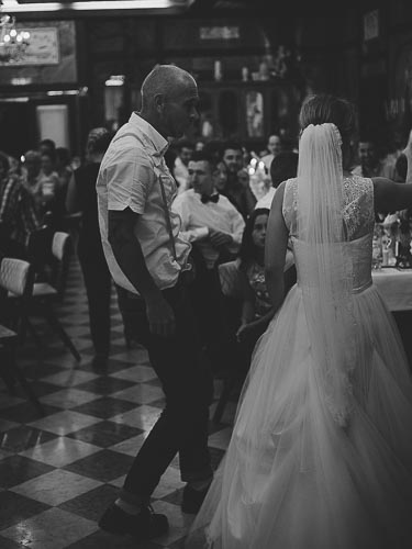 Braut holt Gäste zum Tanzen auf die Tanzfläche