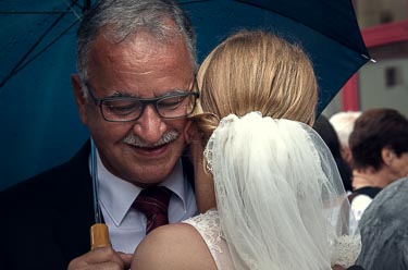 Vater umarmt seine Tochter - Braut
