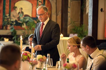 Brautvater hält eine Rede vor de Hochzeitsessen