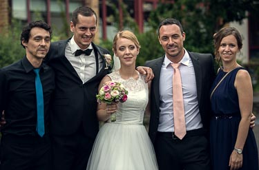 Hochzeitspaar beim Shooting mit Verwandten und Gästen