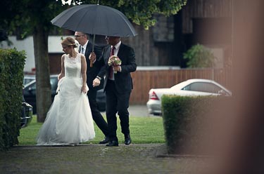 Braut und Brautvater steigen aus Hochzeitsauto aus