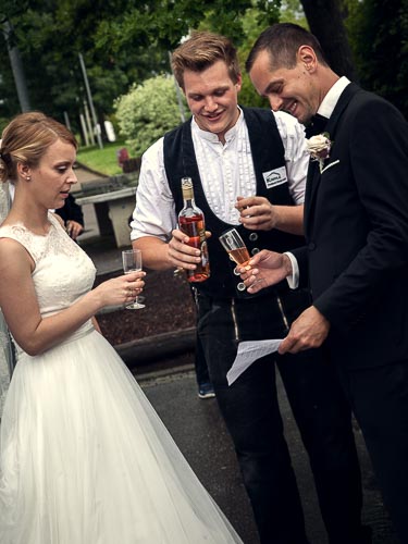 Zimmermann empfängt Hochzeitspaar mit Sekt