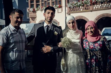 Braut und Bräutigam vor dem Standesamt Freiburg