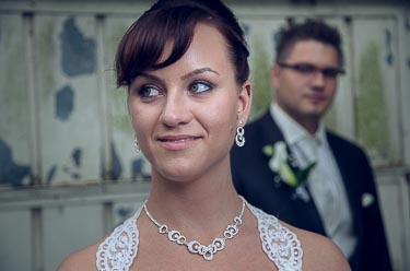 Braut zeigt ihren Schmuck wie Ohrringe und Halskette