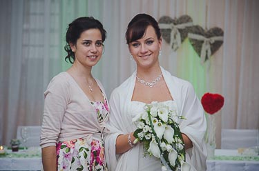 Trauzeugin und Braut bei der Hochzeit in Riegel am Kaiserstuhl