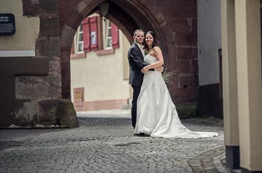 Hochzeitsfotos unter einem historischen Stadttor