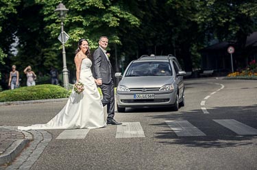 Hochzeitspaar läuft über den Zebrastreifen beim Shooting